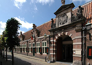 300px-Oudemannenhuis_toegangspoort_(Haarlem)